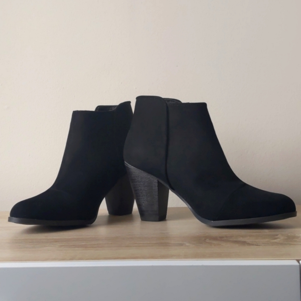 Charlotte Russe black heeled bootie